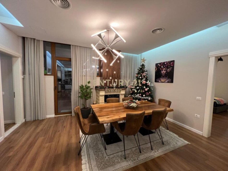 Tirane, jepet me qera apartament 4+1 Kati 0, 200 m² 1.500 € (SECRET GARDEN)