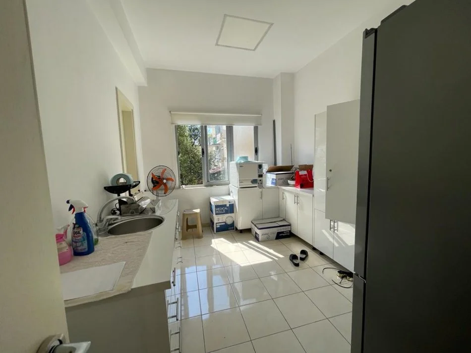 Dyqan/Zyre Me Qera Tek Myslym Shyri, Tirane.