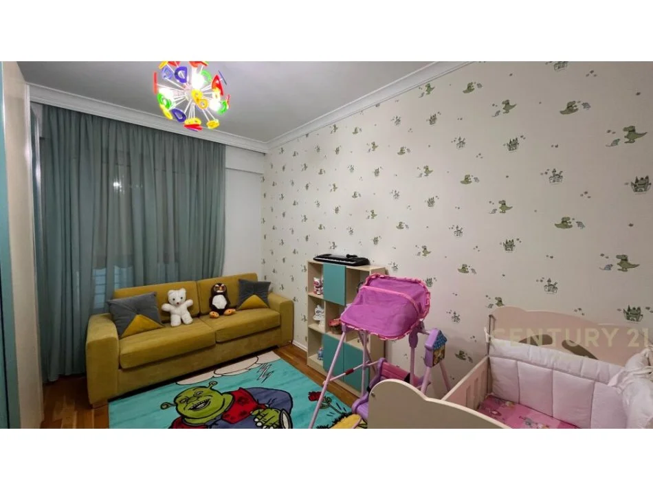 APARTAMENT 2+1+2 POSTE PARKIMI ME QERA Te liqeni thate.