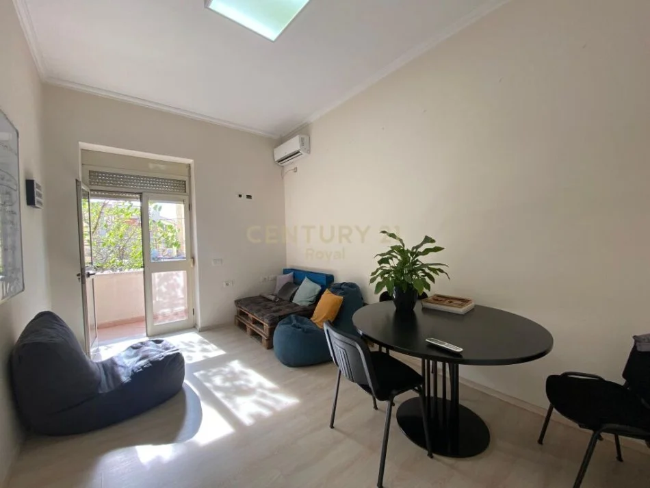Tirane, jepet me qera apartament 3+1, Kati 1, 87 m² 700 € (rruga e barrikadave)