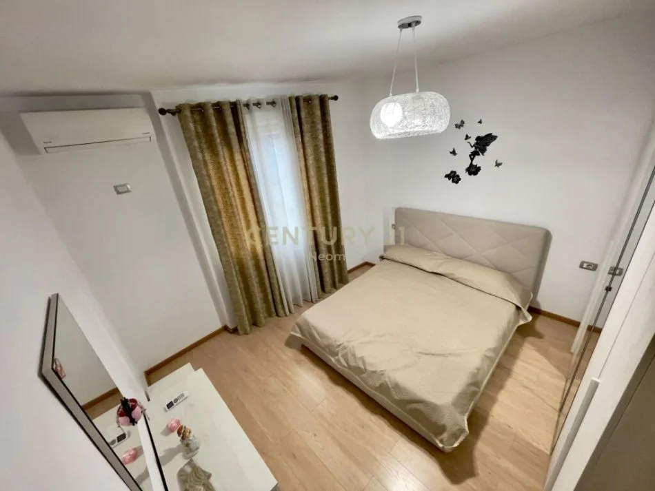 Tirane, jepet me qera apartament 2+1 Kati 3, 125 m² 700 € (kristal center)