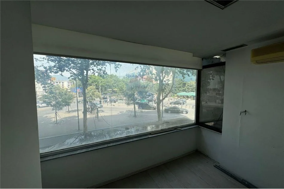 Tirane, jepet me qera ambjent biznesi Kati 1, 196 m² 1.500 € (rruga haxhi hysendalliu)