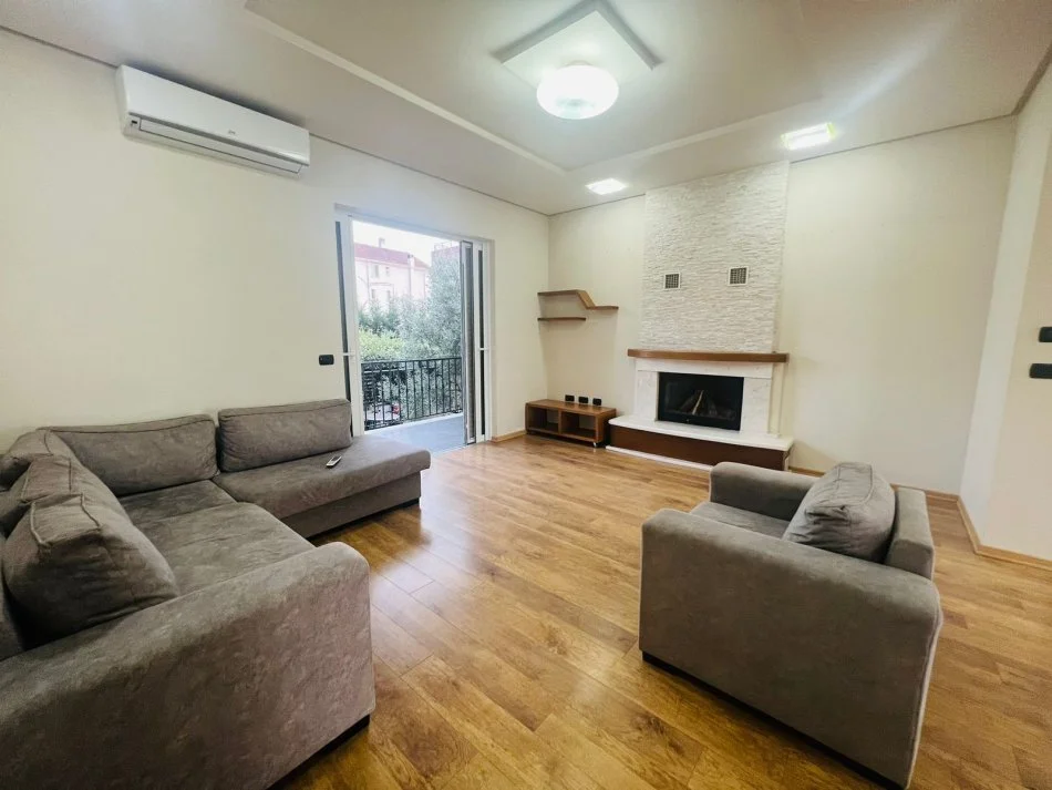 Tirane, jepet me qera Vile 4+1+Ballkon Kati 3, 250 m² 2.000 € (rruga e vilave)