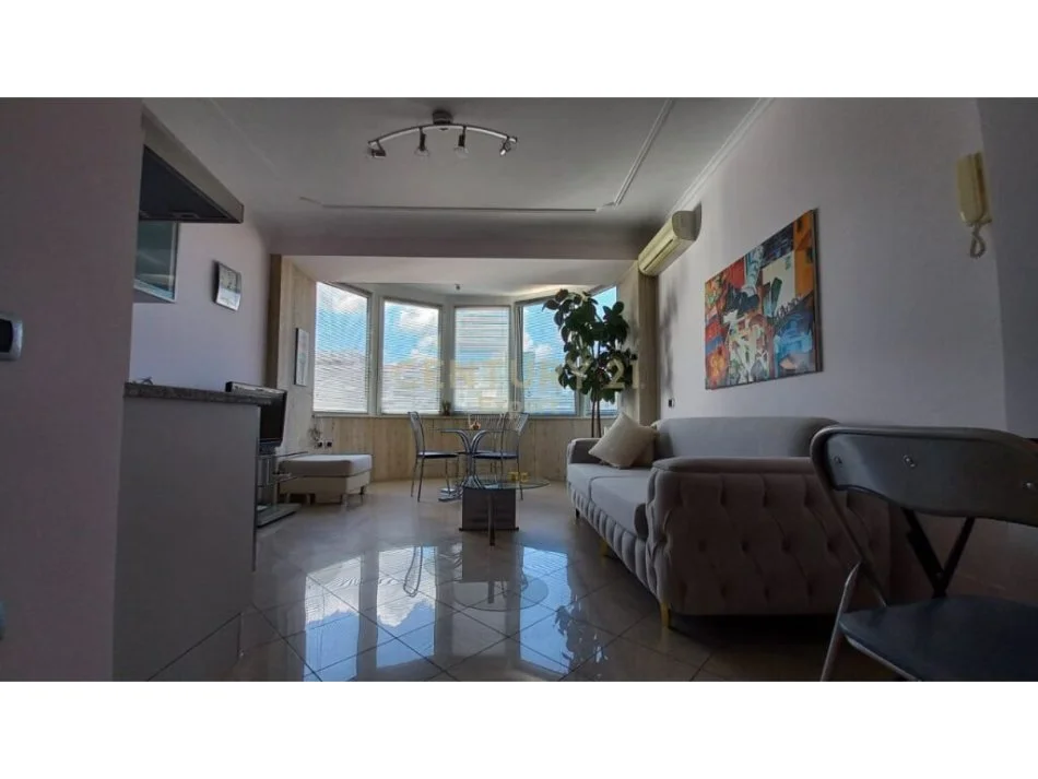 Tirane, jepet me qera apartament 1+1+Ballkon Kati 4, 65 m² 600 € (bllok)