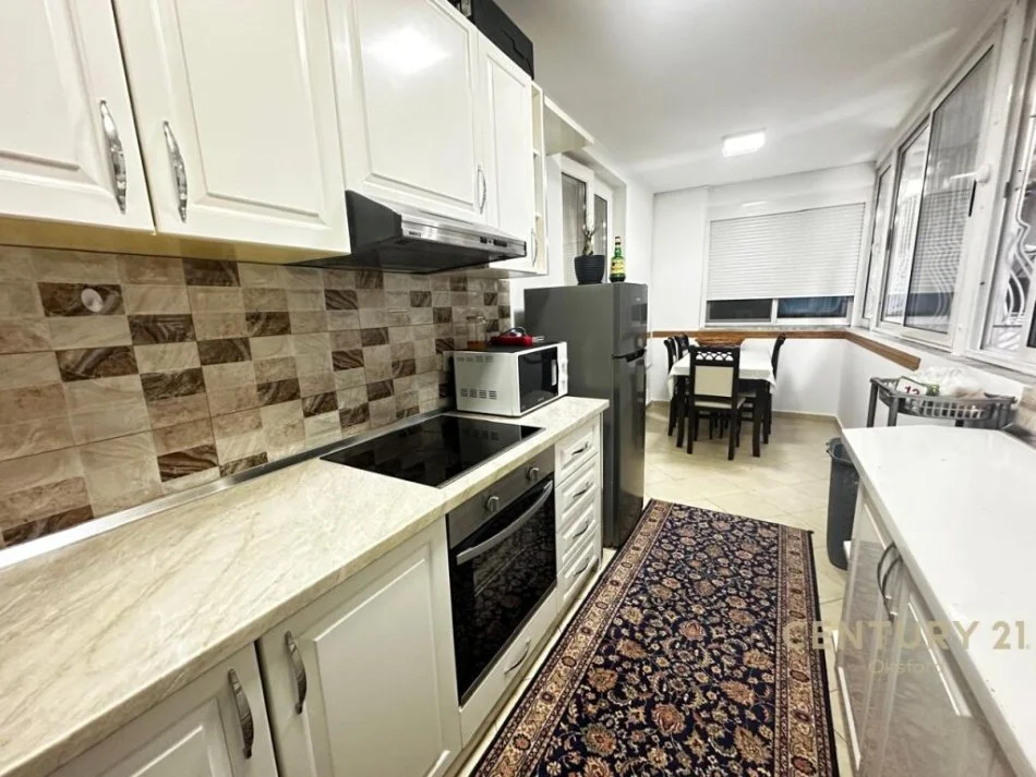 Tirane, shitet apartament 2+1+Ballkon Kati 1, 165 m² 168.000 € (Rruga Rrapo Hekali)