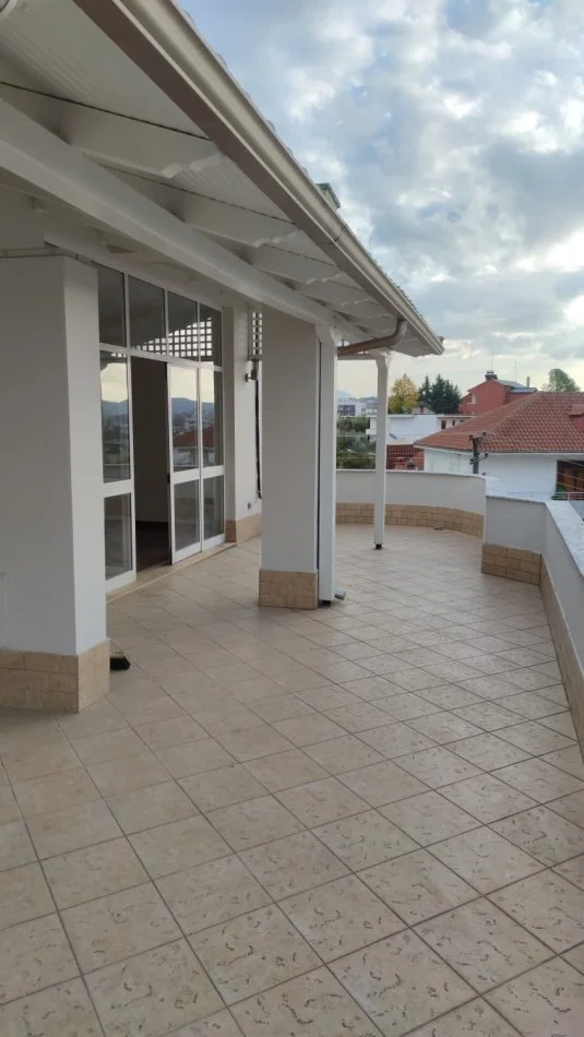 Tirane, jepet me qera Vile 5+1+Aneks+Ballkon Kati 4, 250 m² 1.000 € (Rruga Islam Rusi)