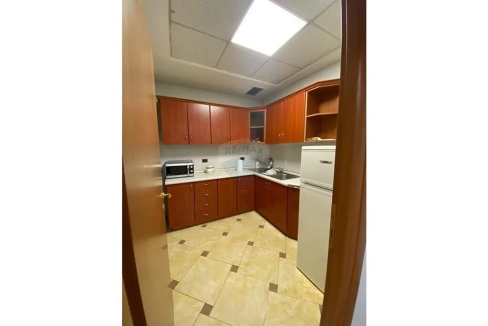 Tirane, shitet zyre Kati 0, 223 m² 780.500 € (Rruga Mustafa Matohiti)