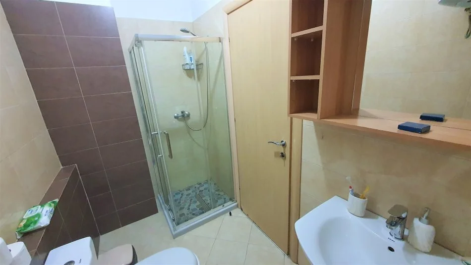 Tirane, jepet me qera apartament 1+1+Ballkon Kati 2, 71 m² 750 € (Rruga Kavajes)