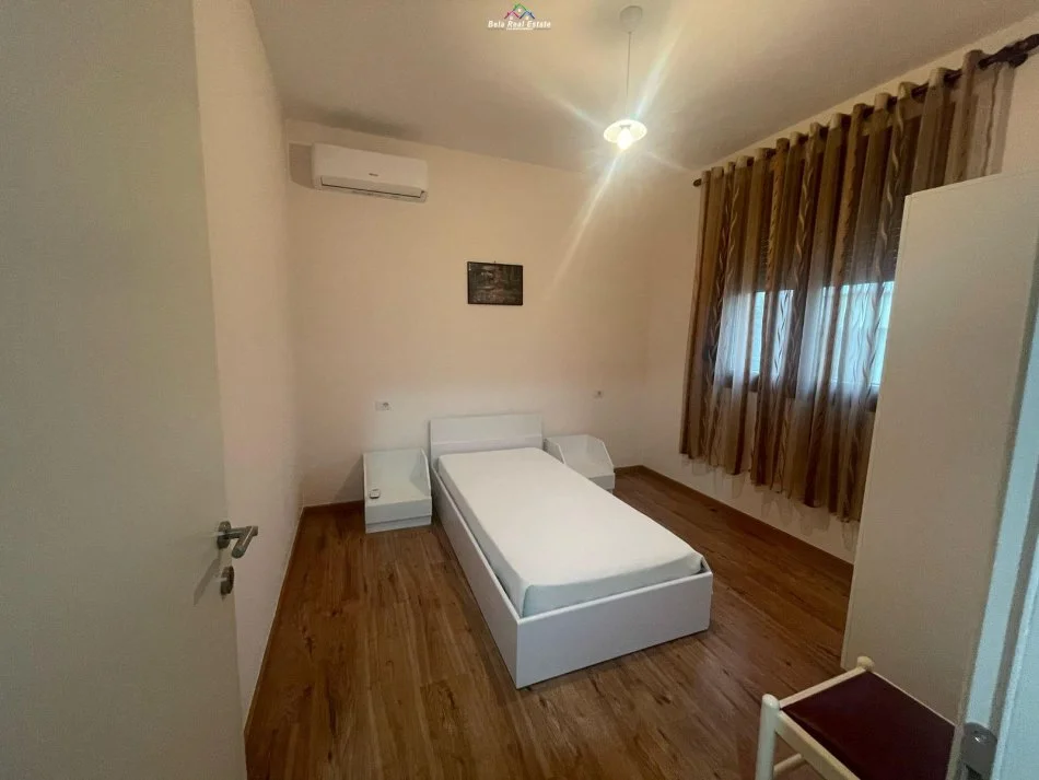 Tirane, jepet me qera apartament duplex 2+1 Kati 2, 160 m² 1.300 € (ali demi)