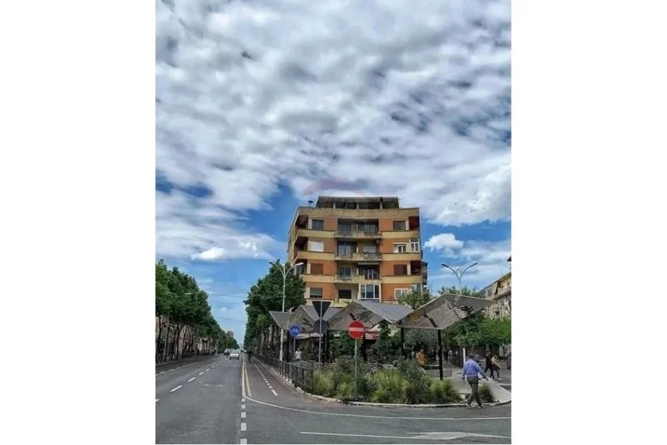 Tirane, jepet me qera ambjent biznesi Kati 0, 50 m² 700 € (Rruga Fortuzi)