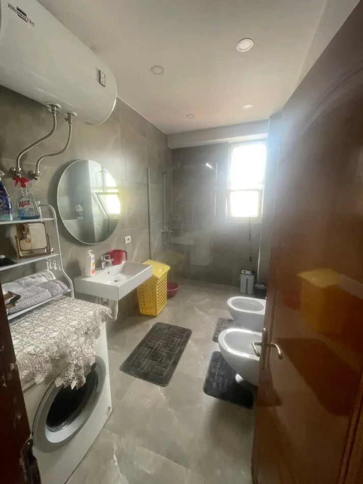 Tirane, jepet me qera apartament 3+1+Ballkon Kati 4, 130 m² 700 € (Rruga Bardhyl)