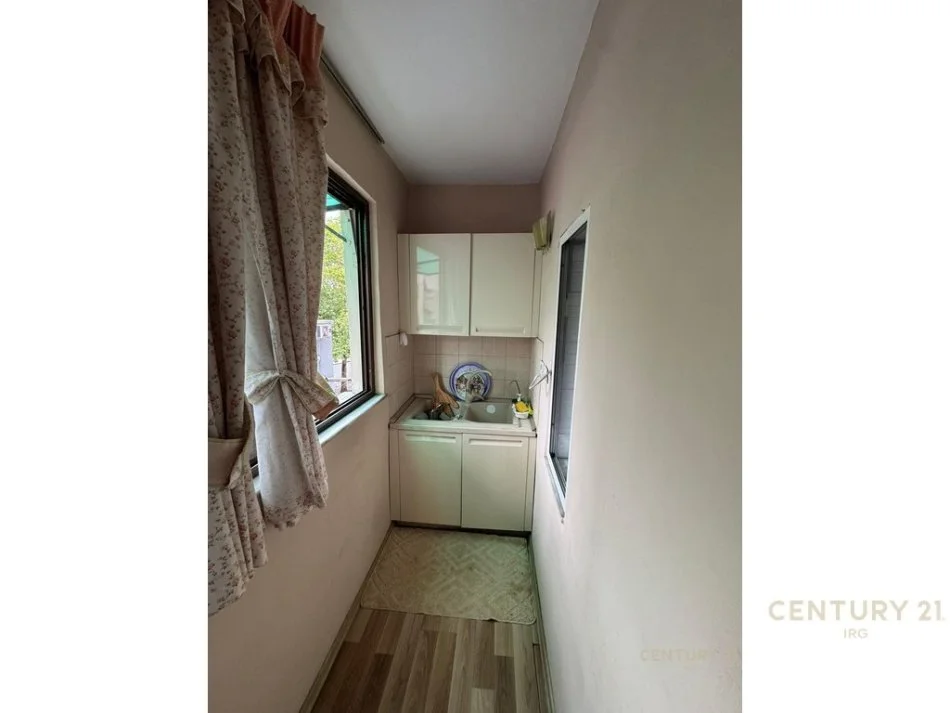 Tirane, shes apartament 1+1 Kati 3, 59 m² 128.000 € (unazes se vogel)