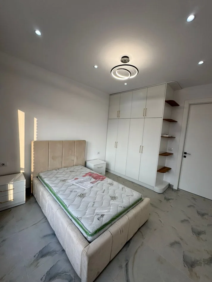 Tirane, jepet me qera apartament 2+1+Ballkon Kati 4, 120 m² 1.300 € (Kompleksi Delijorgji)