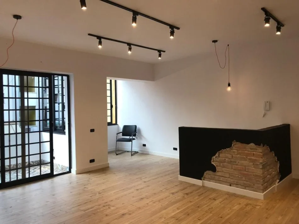 Tirane, jepet me qera ambjent biznesi Kati 2, 110 m² 1.000 € (RRUGA E DURRESIT)