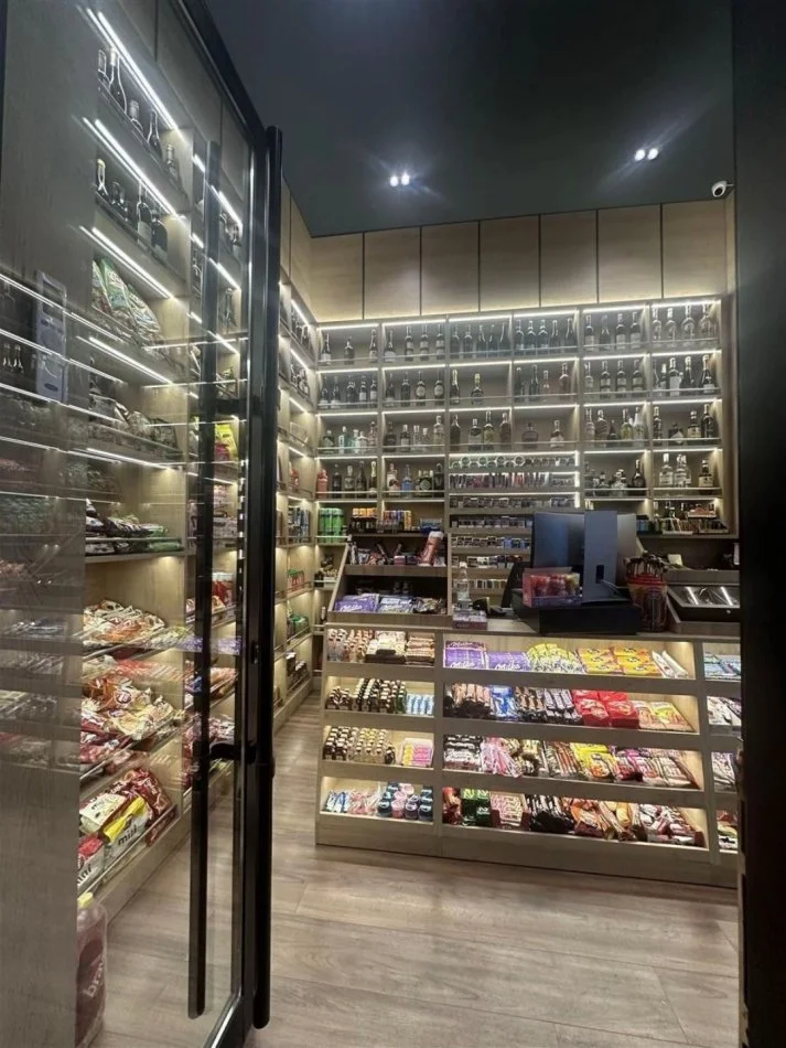 Tirane, jepet me qera lokal Kati 0, 130 m² 2.500 € (XHAMLLIKU)