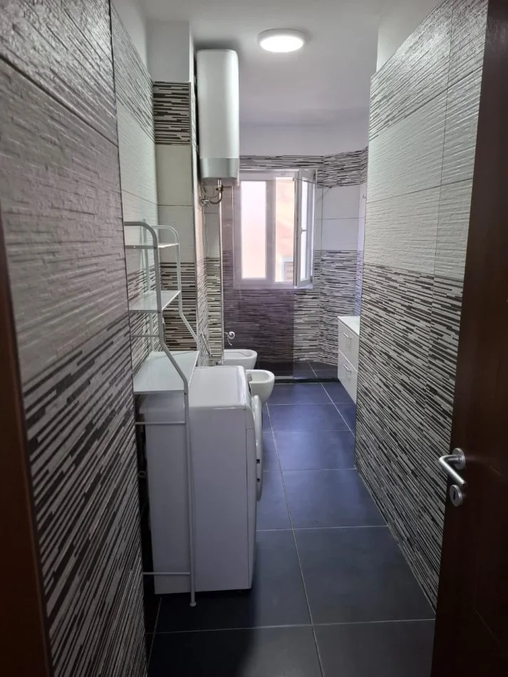 Tirane, jepet me qera apartament 2+1+Ballkon Kati 1, 105 m² 600 € (MINE PEZA)