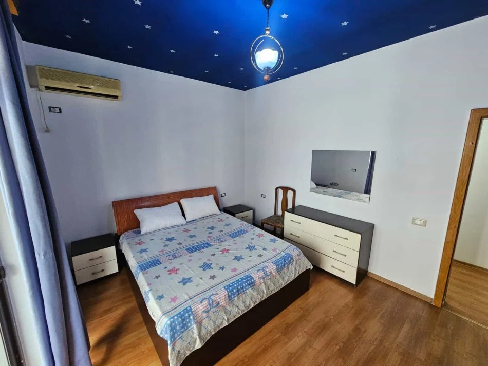 Tirane, jepet me qera apartament 1+1 Kati 2, 95 m² 570 € (Rruga Bill Klinton)