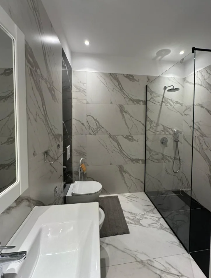 Tirane, jepet me qera apartament 1+1 , 98 m² 1.300 € 