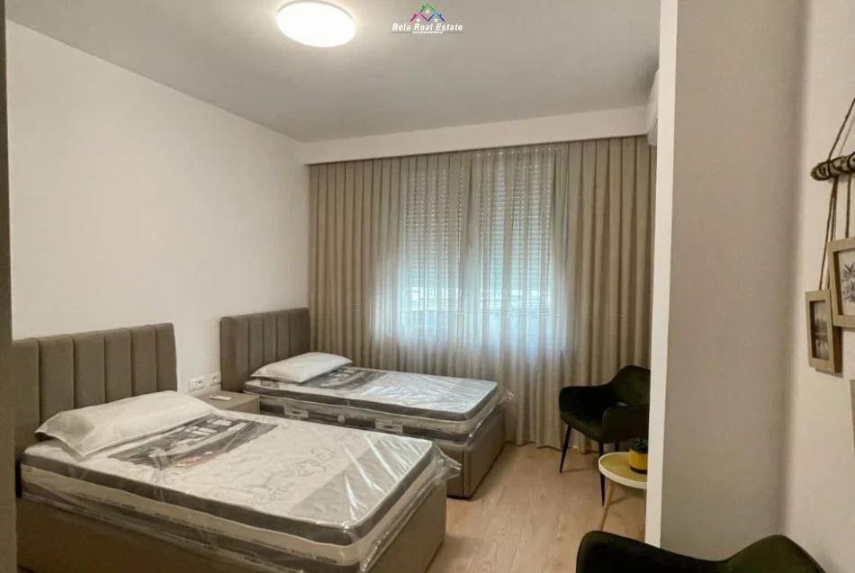 Tirane, jepet me qera apartament 2+1+Ballkon Kati 5, 90 m² 950 € (qendra GKAM)