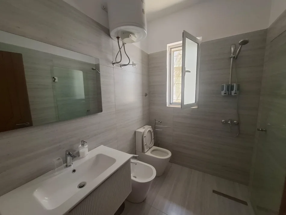 Vlore, jepet me qera shtepi 2+1 Kati 1, 120 m² 300 € (Lagjia Karabash Vlore)