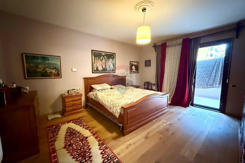 Apartament 2+1 totalisht i mobiluar ne zemer te Bllokut! (550'000 Euro)