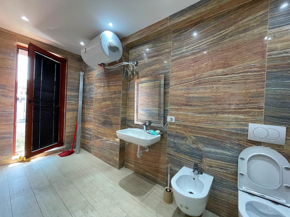 Tirane, jepet me qera ambjent biznesi Kati 5, 156 m² 2.500 € (Rruga e Kavajes)