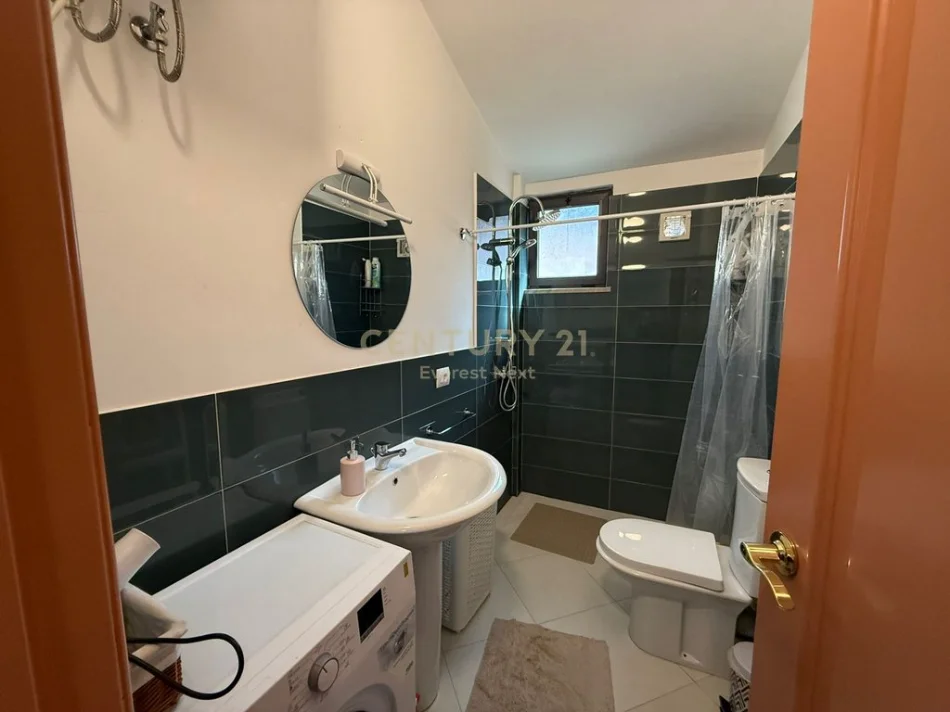 Tirane, jepet me qera apartament 2+1+Ballkon Kati 5, 76 m² 860 € (ish blloku)