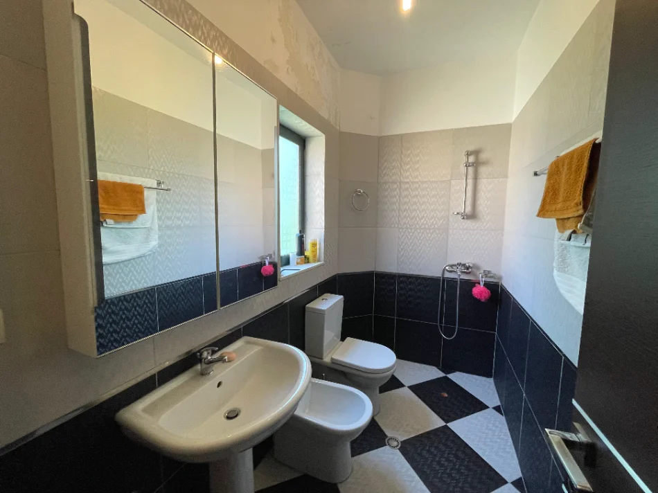 Tirane, jepet me qera apartament 2+1 Kati 2, 350 € (Shkoze)