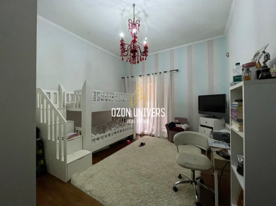 Tirane, jepet me qera për banim ose biznes ,2+1+Ballkon Kati 3, 120 m² 1200 € (Qendër)