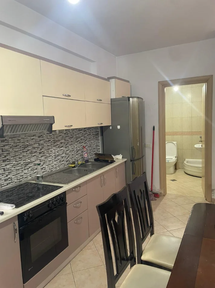 Tirane, jepet me qera apartament 1+1+Ballkon Kati 2, 55 m² 500 € (KOMUNA E PARISIT)