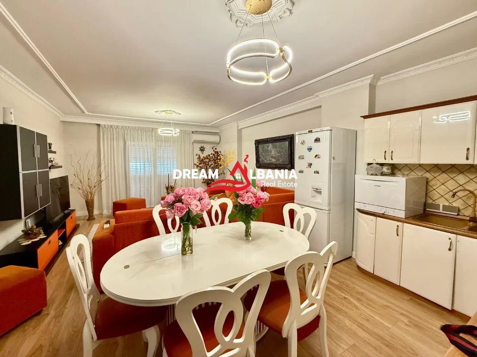 Tirane, jepet me qera apartament 2+1+Ballkon Kati 2, 111 m² 1.000 € (Komuna Parisit)