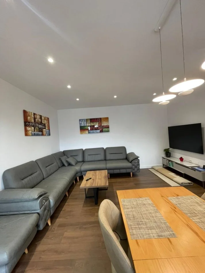 Tirane, jepet me qera apartament 2+1+Ballkon Kati 8, 100 m² 1.000 € (Mine Peza)