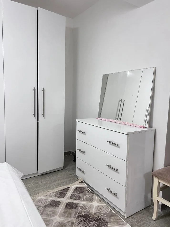 Tirane, jap me qera apartament 2+1 Kati 1, 1 m² 600 € (Blloku Ambasadave)