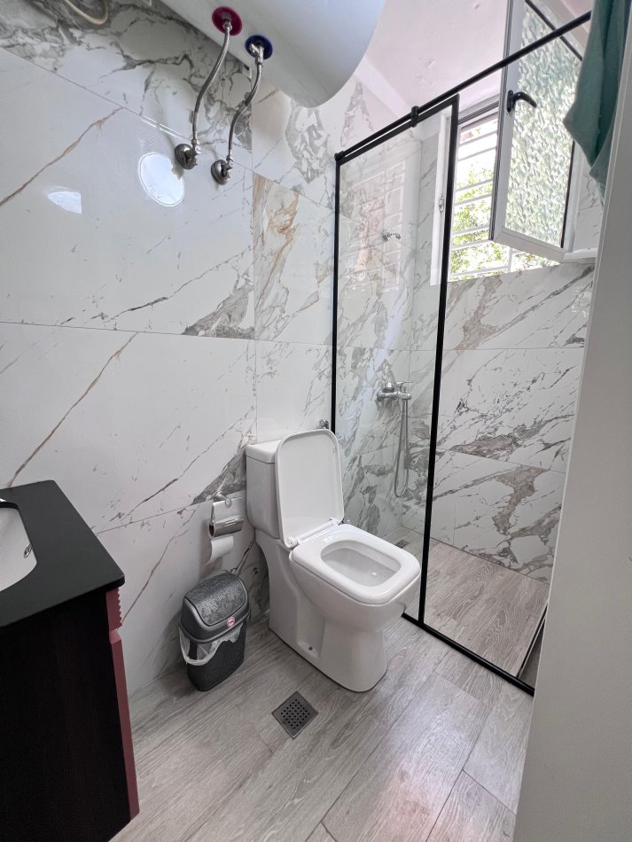 Tirane, jap me qera apartament 2+1 Kati 1, 1 m² 600 € (Blloku Ambasadave)