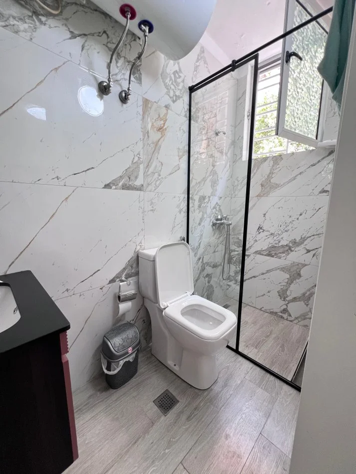 Tirane, jap me qera apartament 2+1 Kati 1, 1 m² 600 € (Blloku Ambasadave)