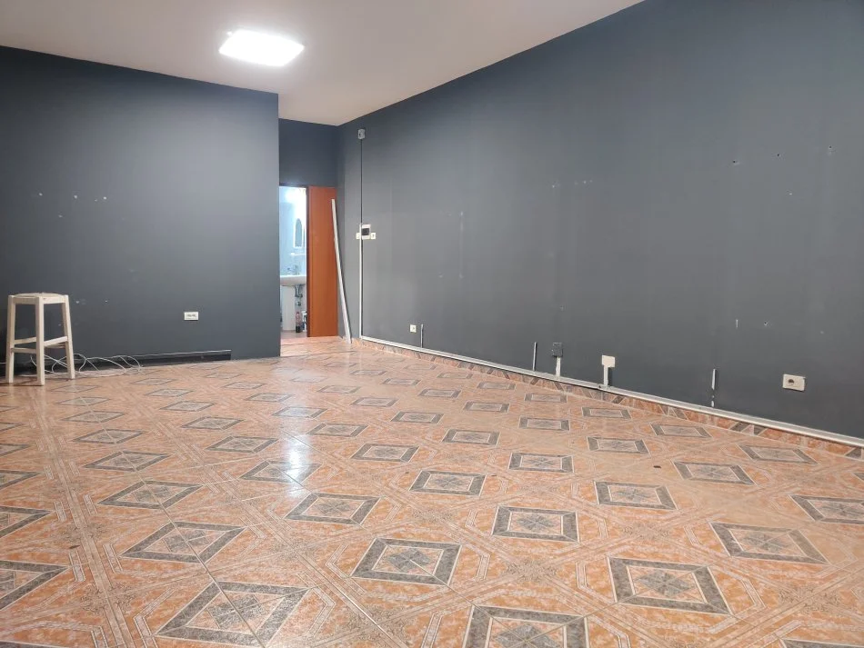 Tirane, Ambient me qira (Shkolla 11 Janari)