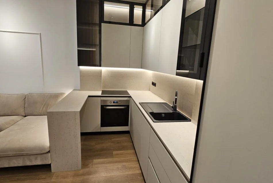 Tirane, jepet me qera apartament 1+1 Kati 8, 76 m² 800 € (Rruga Xhanfize Keko)