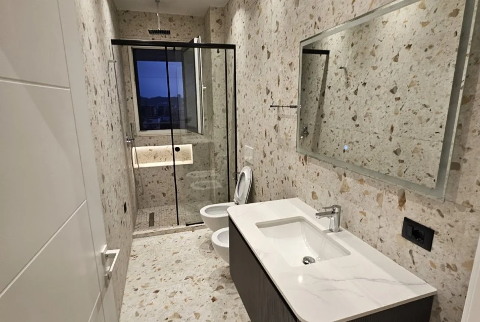 Tirane, jepet me qera apartament 1+1 Kati 8, 76 m² 800 € (Rruga Xhanfize Keko)