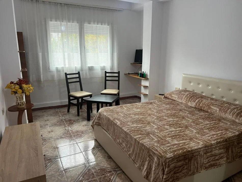 Tirane, jepet me qera apartament 2+1+Aneks+Ballkon Kati 2, 110 m² 650 € (Reshit Petrela)