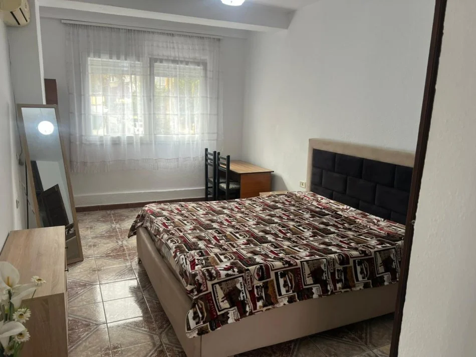 Tirane, jepet me qera apartament 2+1+Aneks+Ballkon Kati 2, 110 m² 650 € (Reshit Petrela)