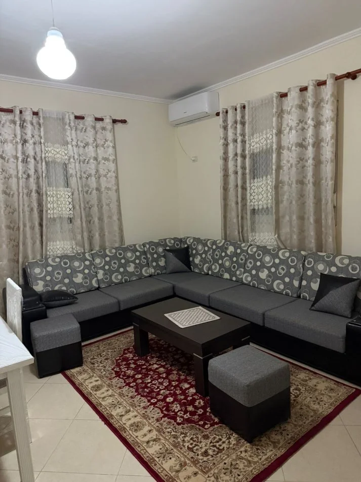 Tirane, jepet me qera apartament 1+1+Aneks+Ballkon Kati 2, 70 m² 450 € (Shkolla e policise)