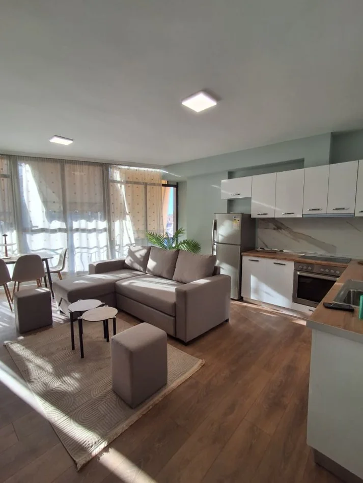 Tirane, jepet me qera apartament 1+1+Aneks+Ballkon Kati 6, 75 m² 650 € (Selvia)