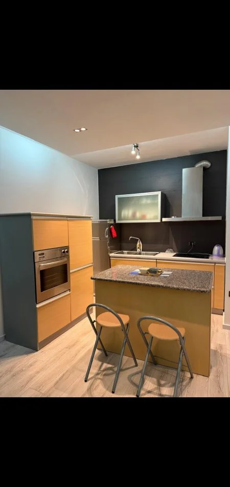 Tirane, jepet me qera apartament 1+1 Kati 4, 68 m² 600 € (Amabasada amerikane)