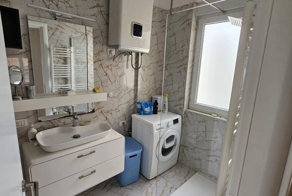 Tirane, jepet me qera apartament 2+1 Kati 2, 111 m² 800 € (Rruga Liqeni i Thate)