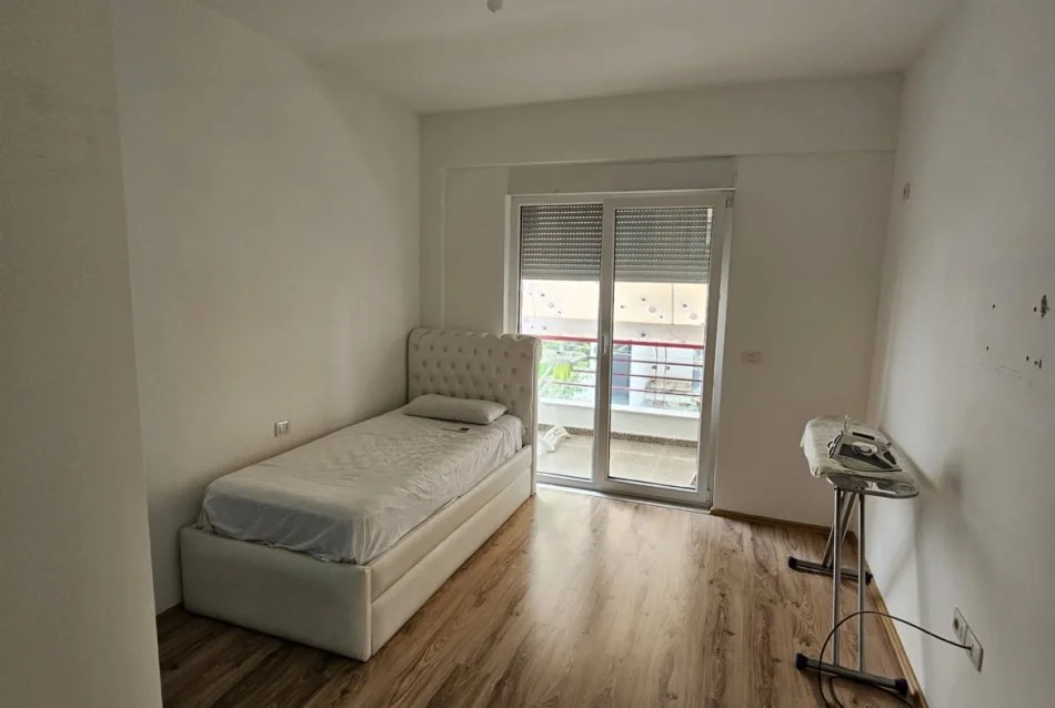 Tirane, jepet me qera apartament 2+1 Kati 2, 111 m² 800 € (Rruga Liqeni i Thate)