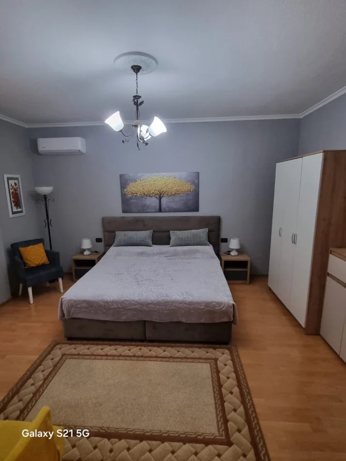 Tirane, jepet me qera apartament 1+1+Aneks+Ballkon Kati 2, 75 m² 600 € (Rr Petro Nini Luharasi 2 tualete &amp; 2 Ballkone)
