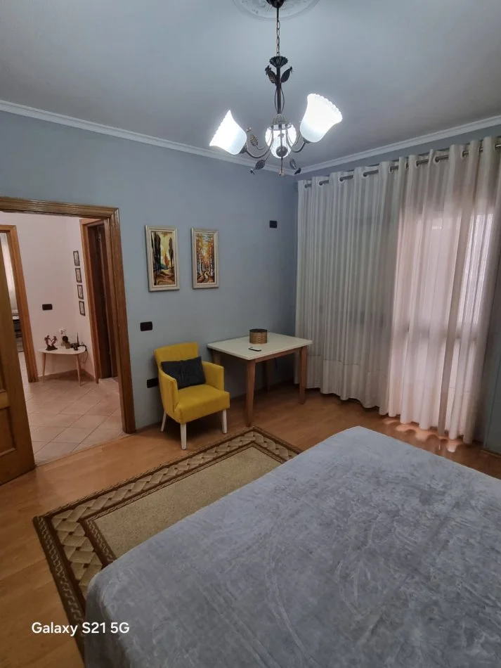 Tirane, jepet me qera apartament 1+1+Aneks+Ballkon Kati 2, 75 m² 600 € (Rr Petro Nini Luharasi 2 tualete &amp; 2 Ballkone)