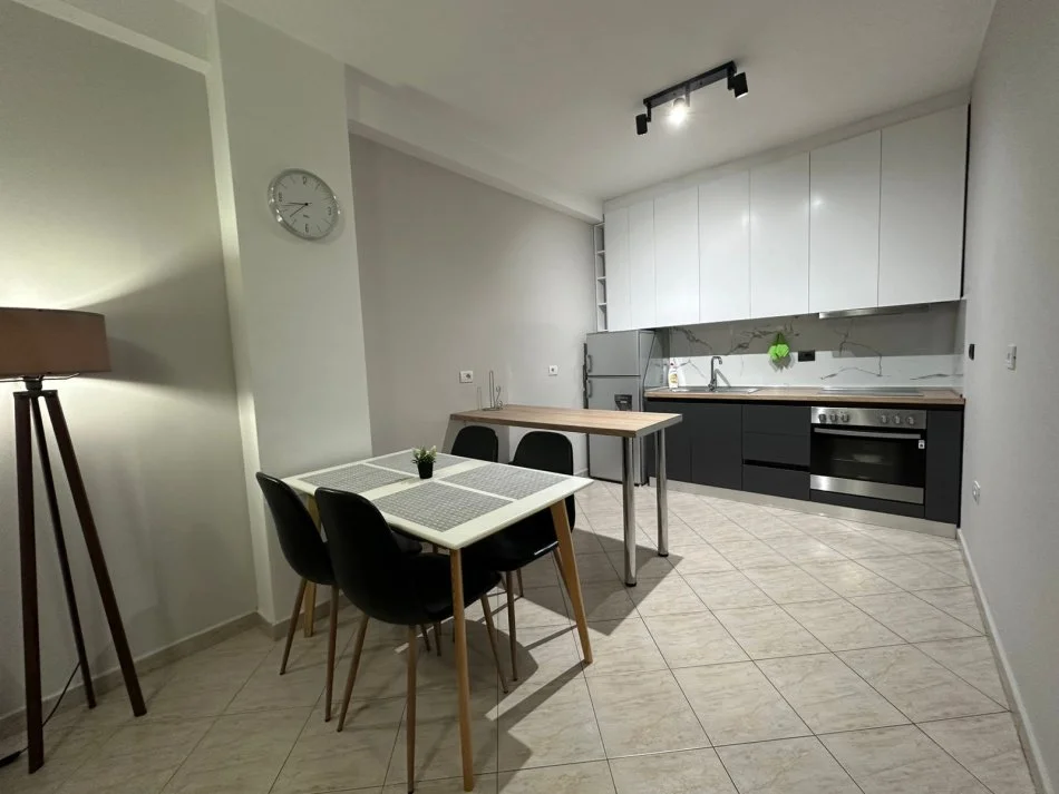 Tirane, jepet me qera apartament 1+1 Kati 5, 65 m² 650 € (Rruga e kavajes condir center)