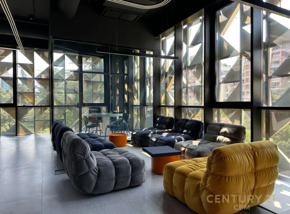 Tirane, jepet me qera ambjent biznesi Kati 3, 400 m² 12.000 € (Ish Blloku)