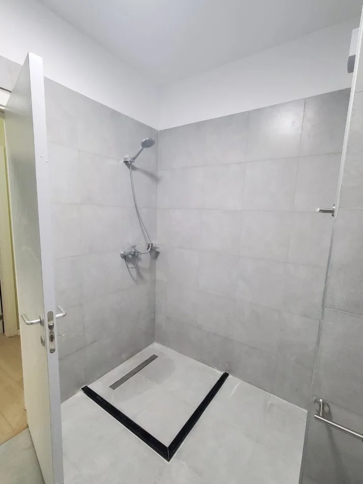 Tirane, jepet me qera apartament 2+1+Aneks+Ballkon Kati 3, 110 m² 1.200 € (Liqeni i thate plus post parkimi)